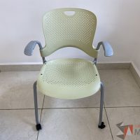 Lote 056 - Silla de visita con ruedas y descansa brazos fijos color verde