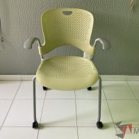 Lote 058 - Silla de visita con ruedas y descansa brazos fijos color verde