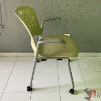Lote 058 - Silla de visita con ruedas y descansa brazos fijos color verde - Imagen 4