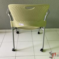 Lote 058 - Silla de visita con ruedas y descansa brazos fijos color verde - Imagen 2