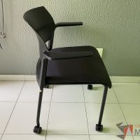 Lote 027 - Silla de visita con ruedas, asiento en tela, respaldo en plástico y descansabrazos fijos - Imagen 4