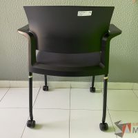 Lote 027 - Silla de visita con ruedas, asiento en tela, respaldo en plástico y descansabrazos fijos - Imagen 3