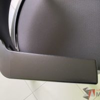 Lote 027 - Silla de visita con ruedas, asiento en tela, respaldo en plástico y descansabrazos fijos - Imagen 7