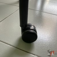 Lote 027 - Silla de visita con ruedas, asiento en tela, respaldo en plástico y descansabrazos fijos - Imagen 5