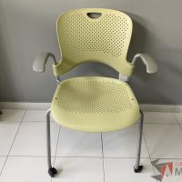 Lote 084 - Silla de visita con ruedas y descansa brazos fijos color verde
