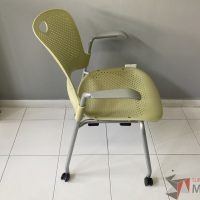 Lote 084 - Silla de visita con ruedas y descansa brazos fijos color verde - Imagen 3