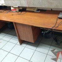 Lote 013 - Escritorio con 1 puerta y porta teclado