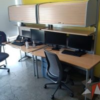 Lote 007 - Escritorio con mampára alta con gabinete y repisa - Imagen 5