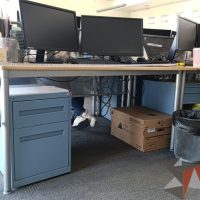 Lote 007 - Escritorio con mampára alta con gabinete y repisa - Imagen 2