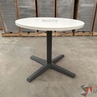 Lote 223 - Mesa de trabajo circular Haworth con cubierta color blanco y accesorio para conexiones - Imagen 2