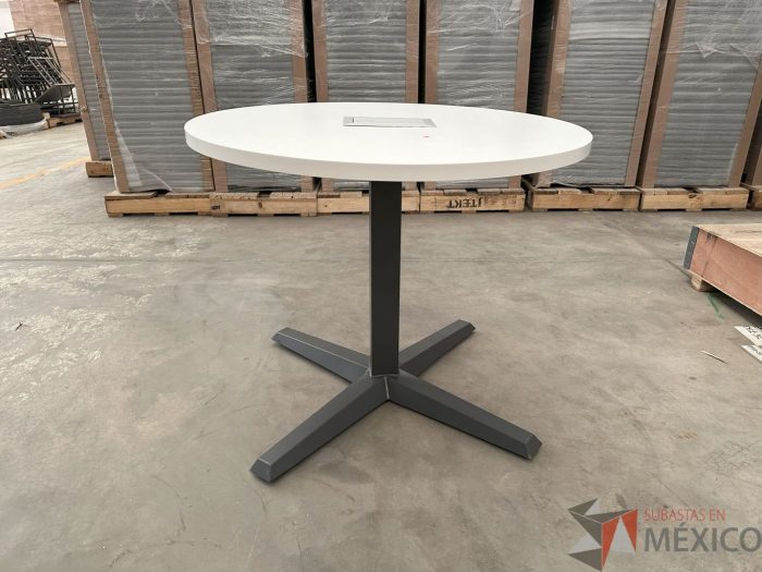Lote 223 - Mesa de trabajo circular Haworth con cubierta color blanco y accesorio para conexiones - Imagen 2