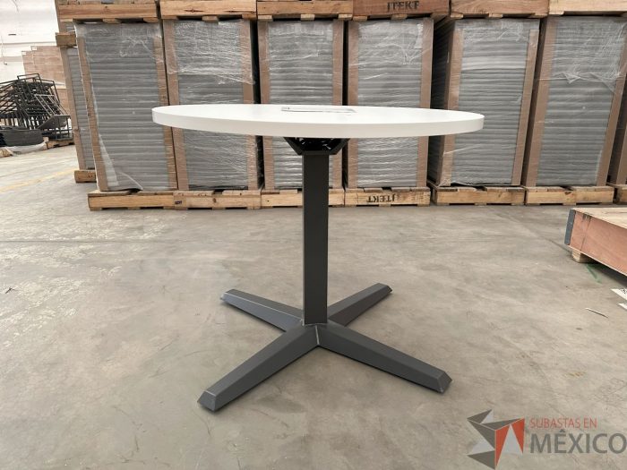 Lote 223 - Mesa de trabajo circular Haworth con cubierta color blanco y accesorio para conexiones - Imagen 3