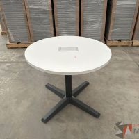 Lote 223 - Mesa de trabajo circular Haworth con cubierta color blanco y accesorio para conexiones