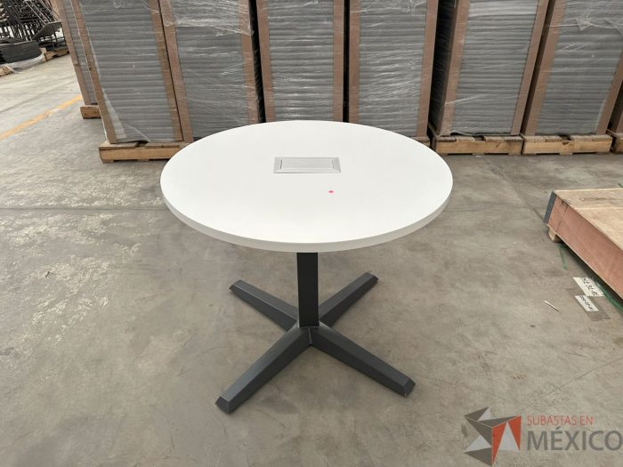 Lote 223 - Mesa de trabajo circular Haworth con cubierta color blanco y accesorio para conexiones