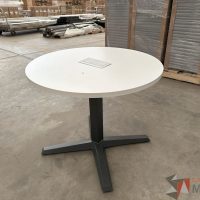 Lote 223 - Mesa de trabajo circular Haworth con cubierta color blanco y accesorio para conexiones - Imagen 5