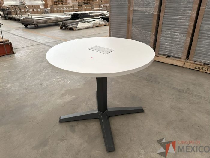 Lote 223 - Mesa de trabajo circular Haworth con cubierta color blanco y accesorio para conexiones - Imagen 5
