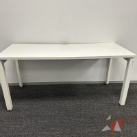 Lote 003 - Mesa de trabajo con patas metálicas
