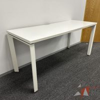 Lote 003 - Mesa de trabajo con patas metálicas - Imagen 2
