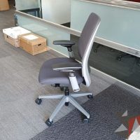 Lote 078 - Silla operativa con ruedas, descansabrazos, respaldo en malla y asiento en tela - Imagen 2