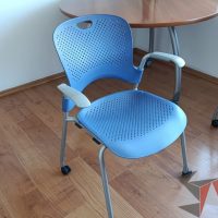 Lote 087 - Silla de visita con ruedas, descansabrazos, asiento y respaldo en plástico - Imagen 3