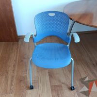 Lote 087 - Silla de visita con ruedas, descansabrazos, asiento y respaldo en plástico
