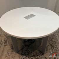 Lote 002 - Mesa de trabajo circular de 4 patas metálicas, accesorio para conexiones y cubierta color blanca