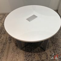 Lote 002 - Mesa de trabajo circular de 4 patas metálicas, accesorio para conexiones y cubierta color blanca - Imagen 7