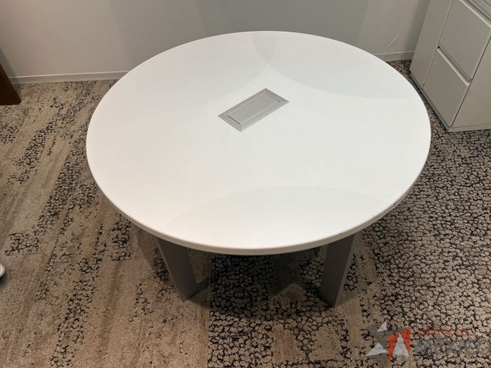 Lote 002 - Mesa de trabajo circular de 4 patas metálicas, accesorio para conexiones y cubierta color blanca - Imagen 7