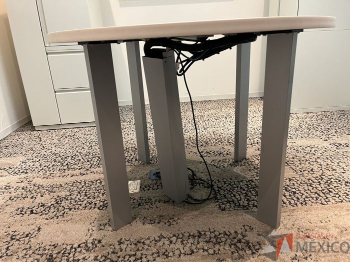 Lote 002 - Mesa de trabajo circular de 4 patas metálicas, accesorio para conexiones y cubierta color blanca - Imagen 5