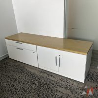 Lote 057 - Credenza  2 cajones con 2 puertas y cubierta color madera - Imagen 5