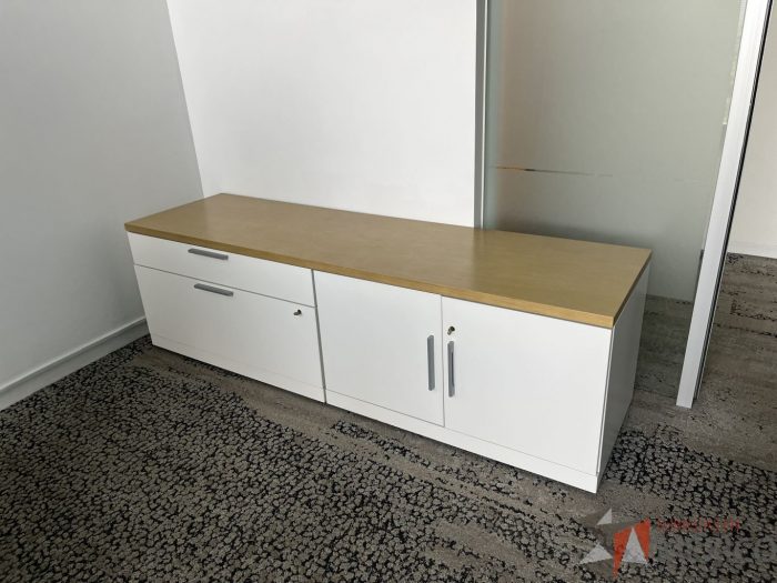 Lote 057 - Credenza  2 cajones con 2 puertas y cubierta color madera - Imagen 5