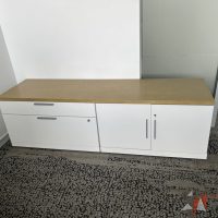 Lote 057 - Credenza  2 cajones con 2 puertas y cubierta color madera