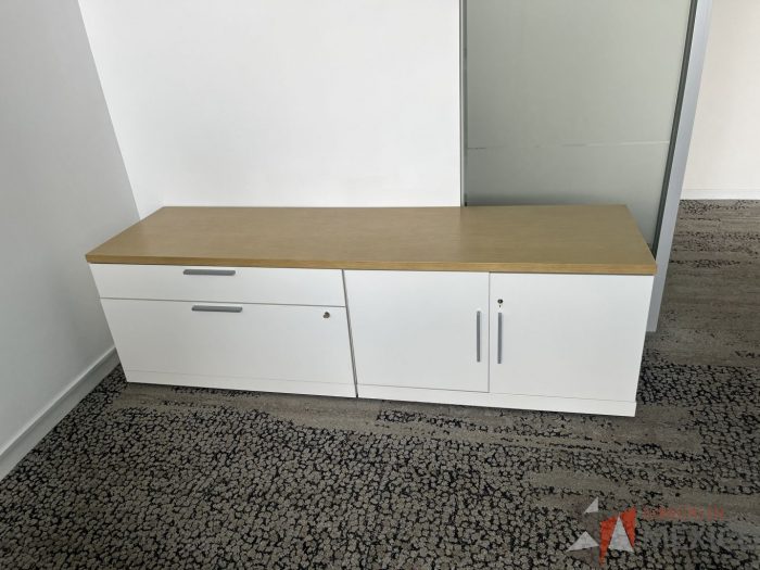 Lote 057 - Credenza  2 cajones con 2 puertas y cubierta color madera