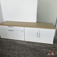 Lote 057 - Credenza  2 cajones con 2 puertas y cubierta color madera - Imagen 3