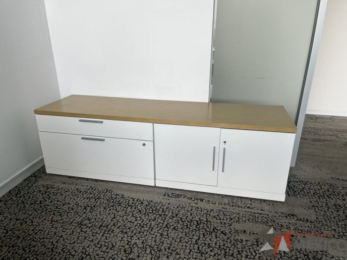 Lote 057 - Credenza  2 cajones con 2 puertas y cubierta color madera - Imagen 3