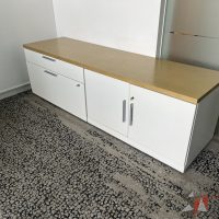 Lote 057 - Credenza  2 cajones con 2 puertas y cubierta color madera - Imagen 2
