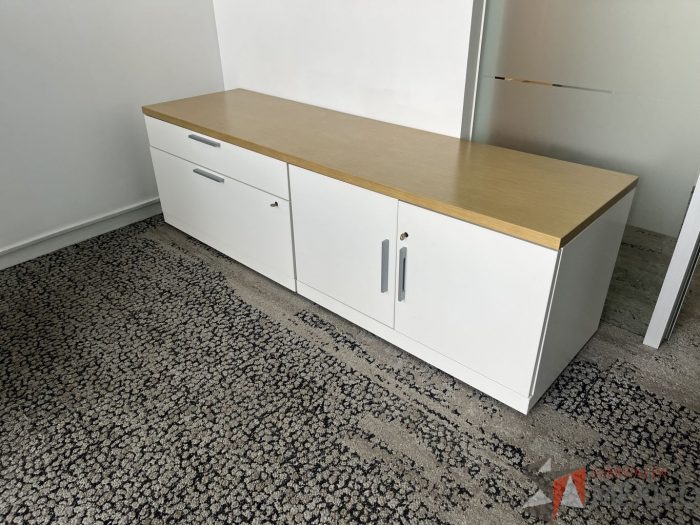Lote 057 - Credenza  2 cajones con 2 puertas y cubierta color madera - Imagen 2