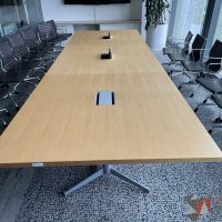 Lote 007 - Mesa de sala de juntas para 16 personas con accesorios para conexiones y base metálica - Imagen 12