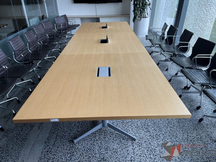 Lote 007 - Mesa de sala de juntas para 16 personas con accesorios para conexiones y base metálica - Imagen 12