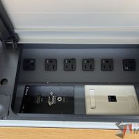 Lote 007 - Mesa de sala de juntas para 16 personas con accesorios para conexiones y base metálica - Imagen 11