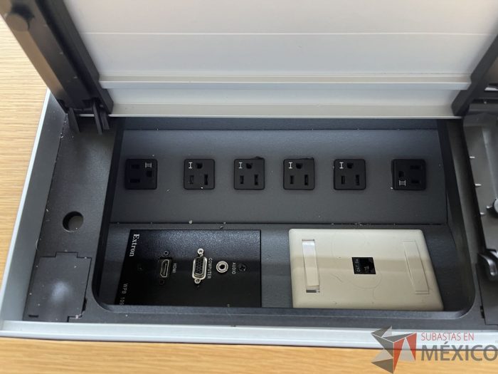 Lote 007 - Mesa de sala de juntas para 16 personas con accesorios para conexiones y base metálica - Imagen 11