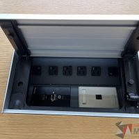 Lote 007 - Mesa de sala de juntas para 16 personas con accesorios para conexiones y base metálica - Imagen 10