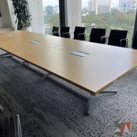 Lote 007 - Mesa de sala de juntas para 16 personas con accesorios para conexiones y base metálica