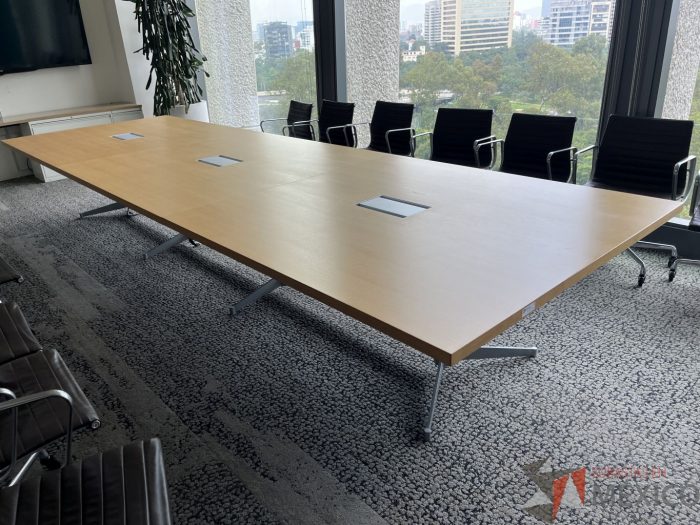 Lote 007 - Mesa de sala de juntas para 16 personas con accesorios para conexiones y base metálica