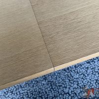 Lote 007 - Mesa de sala de juntas para 16 personas con accesorios para conexiones y base metálica - Imagen 8