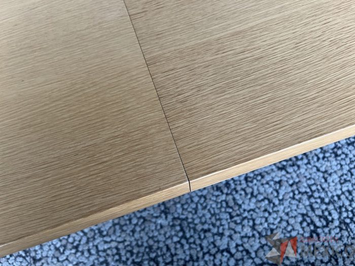 Lote 007 - Mesa de sala de juntas para 16 personas con accesorios para conexiones y base metálica - Imagen 8
