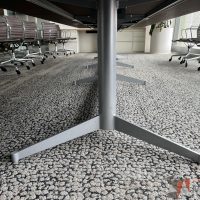 Lote 007 - Mesa de sala de juntas para 16 personas con accesorios para conexiones y base metálica - Imagen 7
