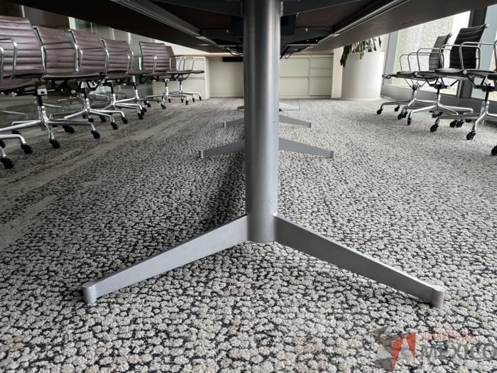 Lote 007 - Mesa de sala de juntas para 16 personas con accesorios para conexiones y base metálica - Imagen 7
