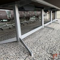 Lote 007 - Mesa de sala de juntas para 16 personas con accesorios para conexiones y base metálica - Imagen 6