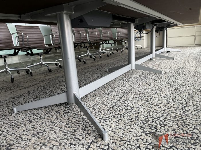Lote 007 - Mesa de sala de juntas para 16 personas con accesorios para conexiones y base metálica - Imagen 6